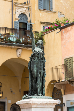 Statue Sword of Freedom on Piazza delle Erbe in Verona. Italyのeditorial素材