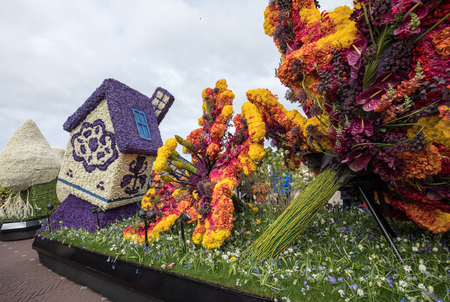 NOORDWIJK, NETHERLANDS - 22 APRIL 2017: Platform with  tulips and hyacinths during the traditional flowers parade Bloemencorso from Noordwijk to Haarlem in the Netherlands.のeditorial素材