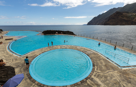 PORTO DA CRUZ, MADEIRA, PORTUGAL - SEPTEMBER 11, 2016: People rest by the Swimming Pool in Porto da Cruz on Medeira. Portugalのeditorial素材