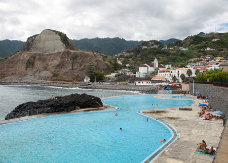 PORTO DA CRUZ, MADEIRA, PORTUGAL - SEPTEMBER 11, 2016: People rest by the Swimming Pool in Porto da Cruz on Medeira. Portugalのeditorial素材