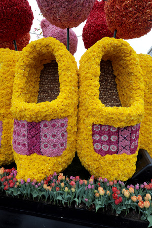 Noordwijkerhout, Netherlands - April 21,  2017: Platform with  tulips and hyacinths during the traditional flowers parade Bloemencorso from Noordwijk to Haarlem in the Netherlands. のeditorial素材