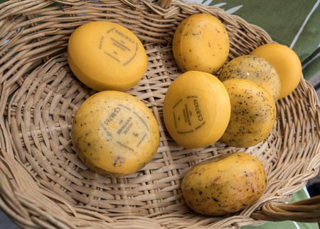 ALKMAAR,  NETHERLANDS - APRIL 21, 2017: Dutch cheese on a street market in Alkmaar. Netherlandsのeditorial素材