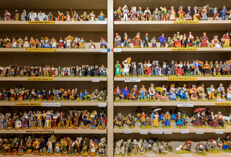 Les Baux de Provence, France - June 26, 2017: Miniature figurines of people in costumes from ancient times in a shop in Les Baux de Provence. Franceのeditorial素材
