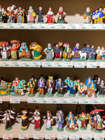 Les Baux de Provence, France - June 26, 2017: Miniature figurines of people in costumes from ancient times in a shop in Les Baux de Provence. Franceのeditorial素材