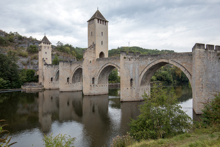 The medieval Pont Valentre over the River Lot, Cahors, The Lot, Franceのeditorial素材
