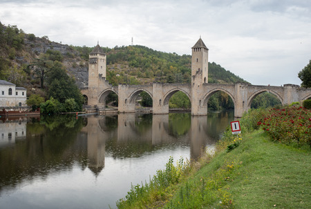The medieval Pont Valentre over the River Lot, Cahors, The Lot, Franceのeditorial素材