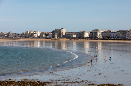 St Malo, France - September 15, 2018: Romantic walk of people before sunset on the picturesque beach of Saint Malo. Brittany, Franceのeditorial素材