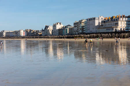 St Malo, France - September 15, 2018: Romantic walk of people before sunset on the picturesque beach of Saint Malo. Brittany, Franceのeditorial素材