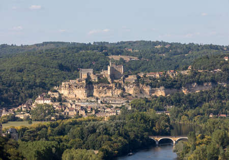 The medieval Chateau de Beynac rising on a limestone cliff above the Dordogne River seen from Castelnaud. France, Dordogne department, Beynac-et-Cazenacのeditorial素材