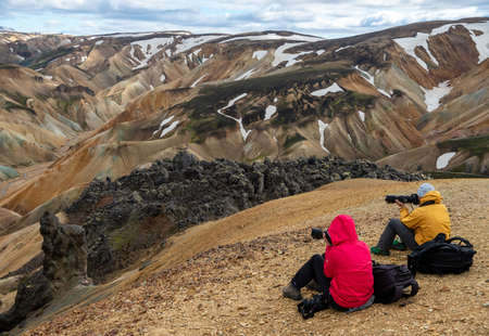 Landmannalaugar, Iceland - July 30, 2017: Photographers in volcanic mountains of Landmannalaugar in Fjallabak Nature Reserve. Icelandのeditorial素材