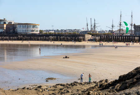 St Malo, France - September 15, 2018: Romantic walk of people before sunset on the picturesque beach of Saint Malo. Brittany, Franceのeditorial素材