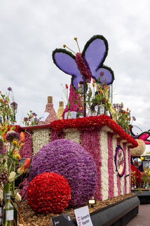 Noordwijk, Netherlands - April 22, 2023: Spectacular flower covered floats in the Bloemencorso Bollenstreek the annual spring flower parade from Noordwijk to Haarlem in the Netherlands.のeditorial素材