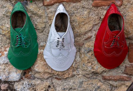 Monteriggioni, Italy - Sept 17, 2022: Decoration of a shoe store in a retro atmosphere and national colors of Italy in Monteriggioni. Tuscans.のeditorial素材