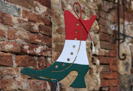 Monteriggioni, Italy - Sept 17, 2022: Decoration of a shoe store in a retro atmosphere and national colors of Italy in Monteriggioni. Tuscans.のeditorial素材