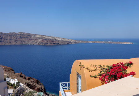 House on the edge of the caldera cliff, Oia village, Santorini, Greeceの写真素材