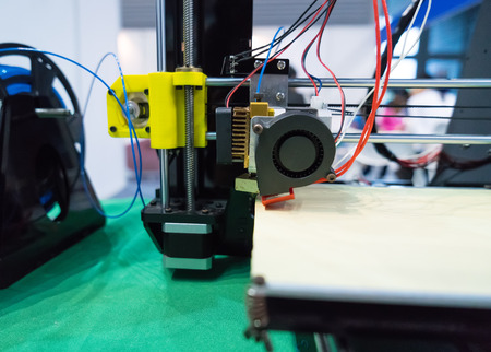Three dimensional printing machine