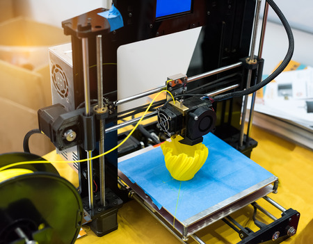 Three dimensional printing machine