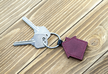 keychain with house symbol and keys on wooden background,Real estate conceptの写真素材
