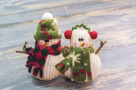 snowmans holding blackboard on wooden backgroundの写真素材