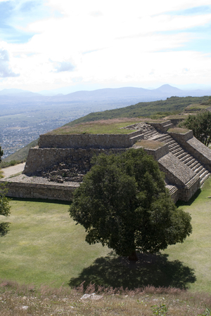 The monumental center of Monte AlbÃ¡n is the Main Plaza, which measures approximately 300 meters by 200 meters.の写真素材