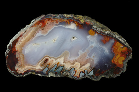 A cross section of the agate stone. At the bottom are the chalcedony stalactites (in reverse...