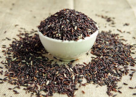 Rice berry in bowlの写真素材