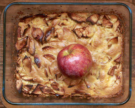 apple and apple cream pie in a glass form on a wooden standの写真素材