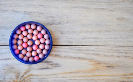 Rouge In Round Box On Wood Table Background, Top Viewの写真素材