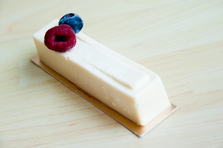 Piece of cake on wood pattern background   Gateaux Auの写真素材