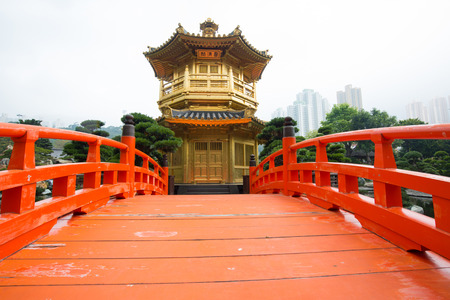 The Golden pavilion and red bridge in Nan Lian Garden near Chi Lin Nunnery, famous landmark in Hong Kongのeditorial素材