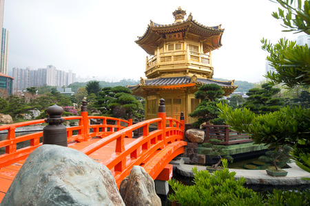 The Golden pavilion and red bridge in Nan Lian Garden near Chi Lin Nunnery, famous landmark in Hong Kongのeditorial素材