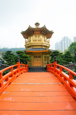 The Golden pavilion and red bridge in Nan Lian Garden near Chi Lin Nunnery, famous landmark in Hong Kongのeditorial素材