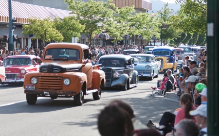Coeur d' Alene, ID - June 15, 2012 : Parade of classic cars and trucs participating in the Car d' Alene car show in down town Coeur d' Alene IDのeditorial素材