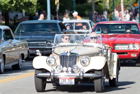 Coeur d' Alene, ID - June 15, 2012 : Parade of classic cars and trucs participating in the Car d' Alene car show in down town Coeur d' Alene IDのeditorial素材