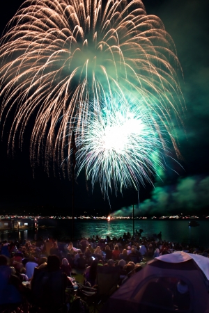 crowded beach in Coeur d Alene lake, hundreds of people waiting for the fireworks on july 4, Coeur dのeditorial素材