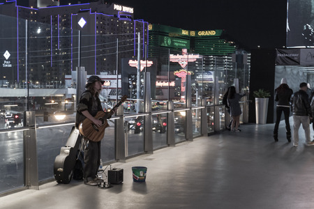 Las Vegas Nevada - December 18 : Homeless man in Las Vegas playing a guitar and singing for tips, December 18 2014 in Las Vegas, Nevadaのeditorial素材