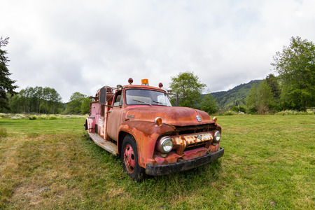 Klamath, California - June 16 : Old ford fire truck rusting away in a meadow, June 16 2015 Klamath, California.のeditorial素材