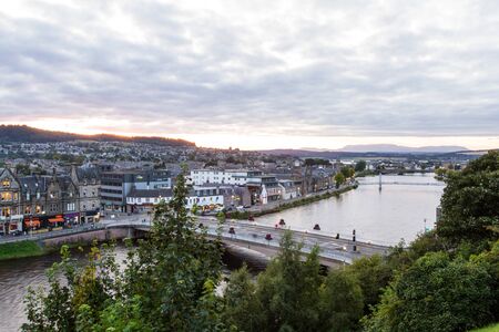 Foto de Scotland  - September 07 2019: View of the city from the Inverness Castle at sunset, UK September 07,  2019 - Imagen libre de derechos