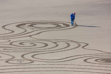 Bandon by the Sea, Oregon / USA - February 20 2020: The team of Circles in the Sand drawing a walkable labyrinth in the flat sandy beach of Face Rock State Parkのeditorial素材