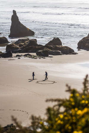 Bandon by the Sea, Oregon / USA - February 21 2020: Denny Dike and the team of Circles in the Sand drawing a walkable labyrinth in the flat sandy beach of Face Rock State Parkのeditorial素材