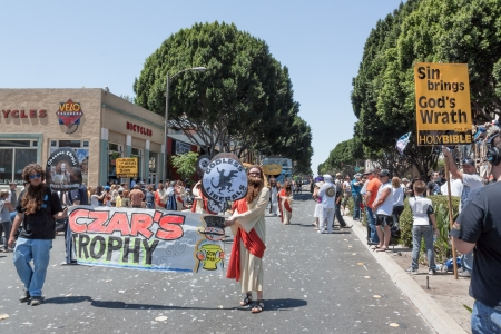 PASADENA, CA/USA -  APRIL 30, 2011 - Unidentified participants and merry-goers attend the 34th annual Pasadena Doo Dah Parade on April 30, 2011 in Pasadena.のeditorial素材