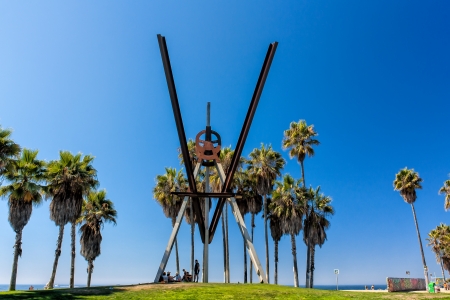 VENICE, CA - CIRCA SEPTEMBER, 2010 : Entrance to the Venice Beach Boardwalk is marked by palm trees and edifice circa September, 2010.のeditorial素材