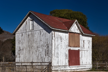 Old White Weathered Wood Barn in American Westのeditorial素材