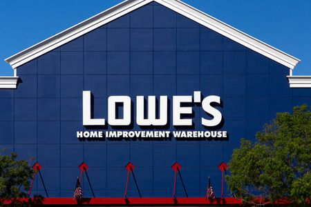 GILROY, CA/USA - MAY 26, 2014: Lowe's Home Improvement Warehouse exterior. Lowe's is an American chain of retail home improvement stores in the United States, Canada, and Mexico.のeditorial素材