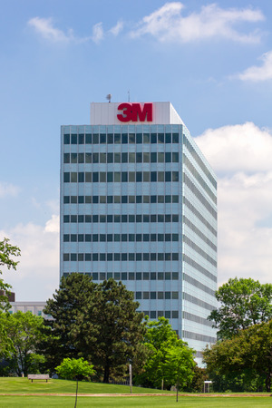 MAPLEWOOD, MN/USA - JUNE 20, 2014: 3M corporate headquarters building. 3M is a worldwide manufacturer of industrial and consumer products and employes 88,000 people worldwide.のeditorial素材