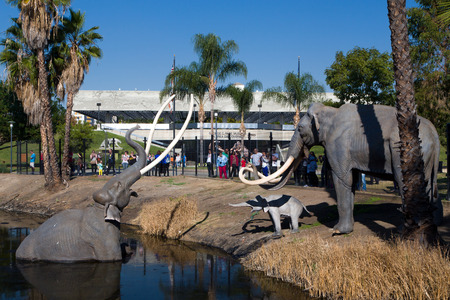 LOS ANGELES, CA/USA - NOVEMBER 29, 2014: George C. Page Museum at Le Brea Tar Pits. La Brea Tar Pits and Hancock Park are in urban Los Angeles in the Miracle Mile district.のeditorial素材