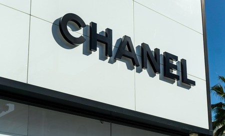 BEVERLY HILLS, CA/USA - JANUARY 3, 2015: Chanel retail store exterior. Chanel  is a French high fashion house that specializes in ready-to-wear clothes, luxury goods and fashion accessories.のeditorial素材