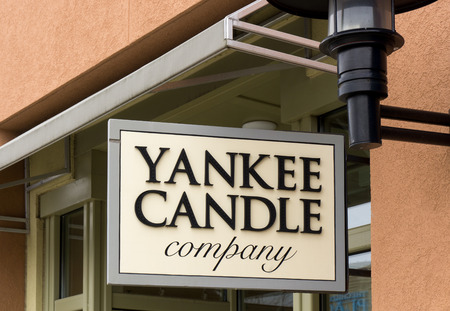 MAPLE GROVE, MN/USA - JANUARY 16, 2015:  Yankee Candle retail store exterior. The Yankee Candle Company is an American manufacturer and retailer of scented candles.のeditorial素材