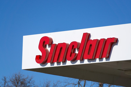 ROCHESTER, MN/USA - JANUARY 19, 2015: Sinclair Oil gas station and sign. Sinclair Oil Corporation is an American petroleum corporation.のeditorial素材