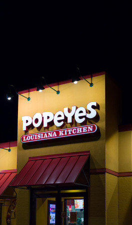 BLOOMINGTON, MN/USA - AUGUST 5, 2015: Popeyes Louisiana Kitchen exterior. Popeyes Louisiana Kitchen is an American chain of fried chicken fast food restaurants.のeditorial素材